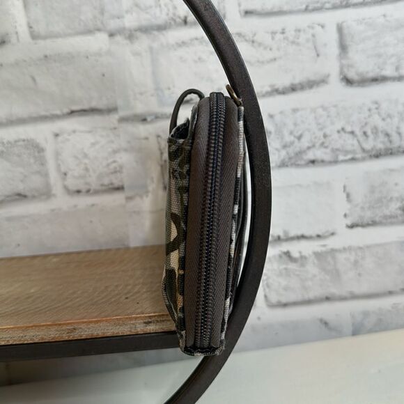 Sakroots Large Smartphone Wallet Wristlet Crossbody (Slate Spotted Wildlife) - Picture 3 of 8